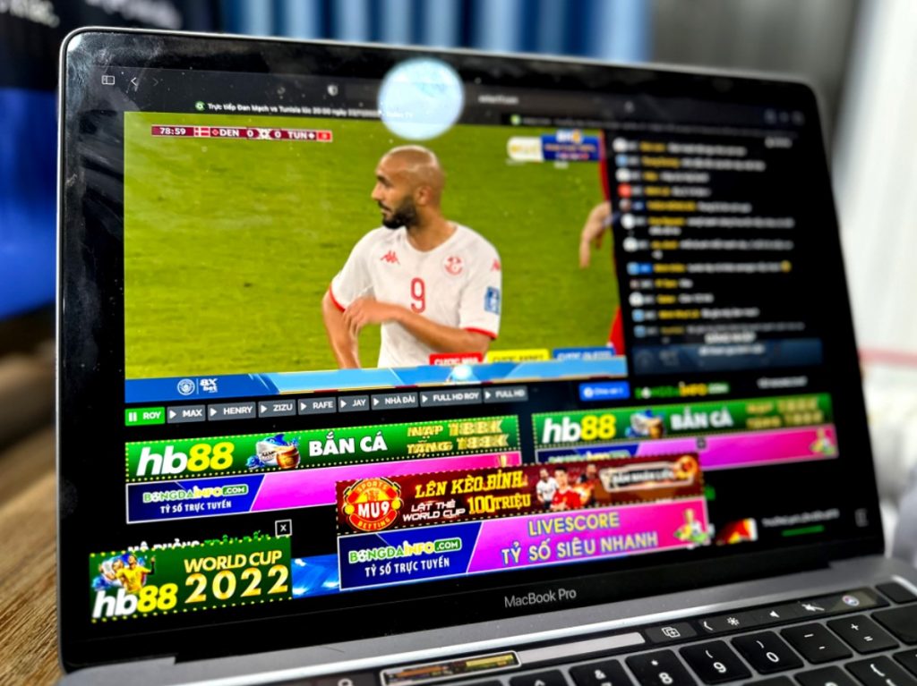 A pirate streaming site broadcasting matches from the 2022 World Cup, accompanied by advertisements for gambling games. Photo: Lưu Quý




