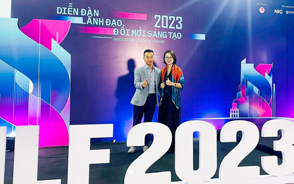 Our CEO Nguyen Ngoc Han take photos at the 2023 Innovation Leadership Forum