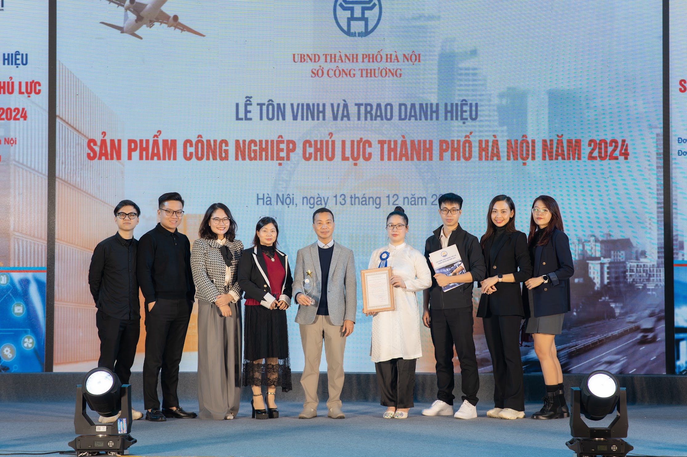 Representative of Thủ Đô Multimedia (centre) received the award. Photo courtesy of the firm